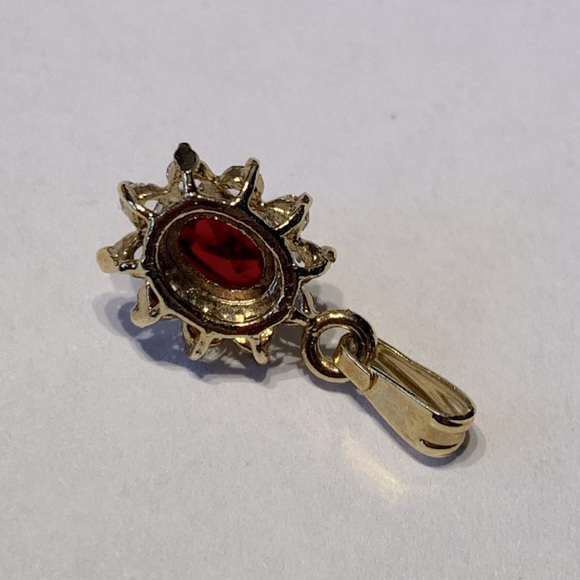 ❄️3/$20❄️ Vintage Gold Tone Faux Ruby Pendant - Picture 4 of 5